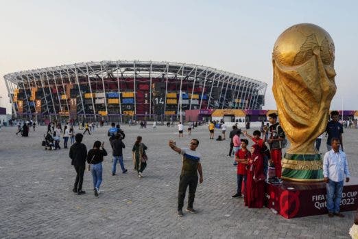 Una réplica de la Copa del Mundo frente al Estadio 974 el viernes 16 de diciembre de 2022 en Doha, Qatar.  (Foto AP/Pavel Golovkin)