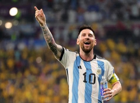 Lionel Messi celebra su gol con Argentina en los octavos de final.