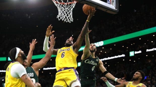 Los árbitros admiten su error en la falta a LeBron y los Lakers explotan