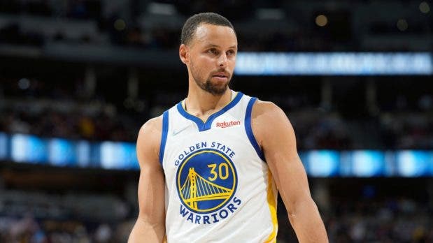 Multan a Stephen Curry tras expulsión por tirar boquilla en medio del partido