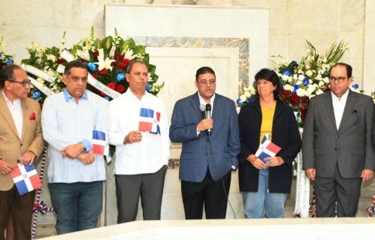 Francisco Camacho deposita ofrenda floral en el Altar de la Patria