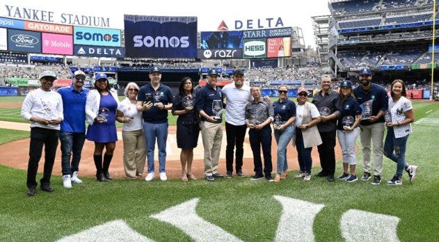 Doctor Tallaj reconoce a médicos en Yankees Stadium