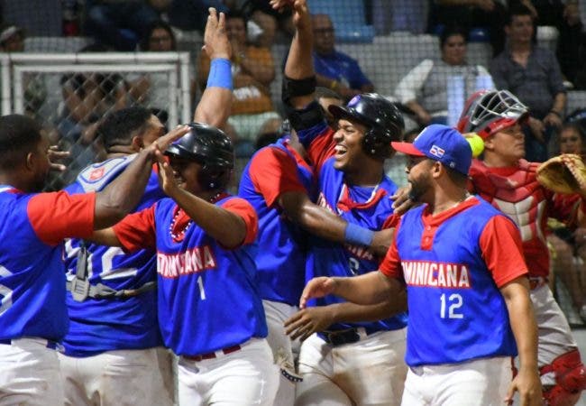 Los jugadores del equipo de softbol masculino están felices de celebrar haber ganado la medalla de oro en los Juegos de San Salvador.