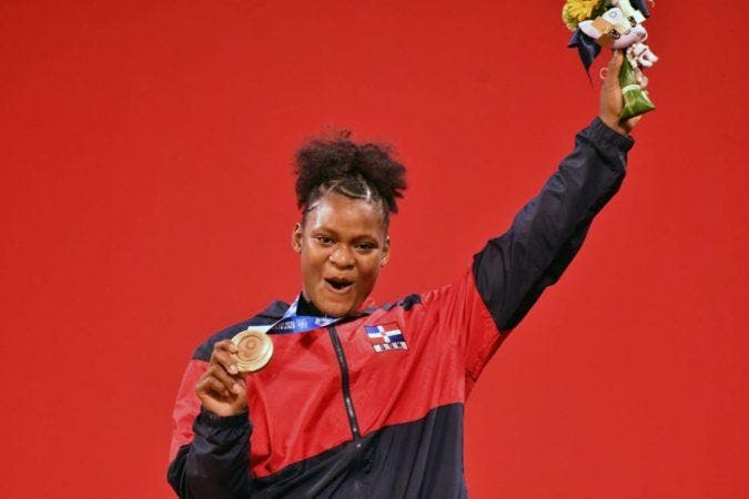 Crismery Santana con su medalla de bronce en los Juegos Olímpicos de Tokio 2020