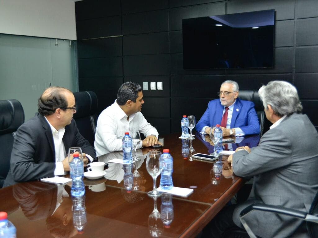 Cruz realiza visita a la Liga de Béisbol