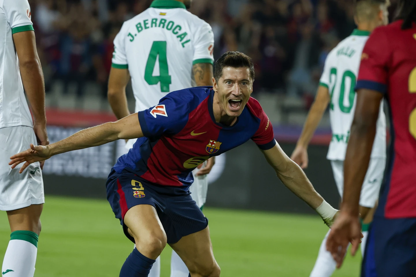 Lewandowski marca su 7mo gol y da al Barcelona su séptima victoria consecutiva