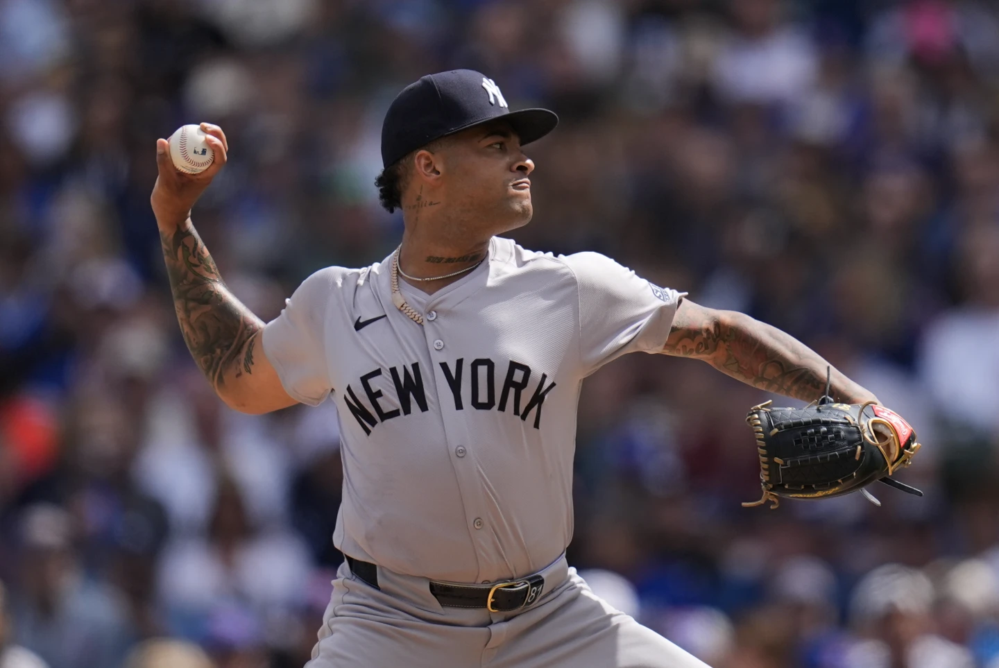 Luis Gil lanza 6 entradas limpias y los Yankees blanquean a los Cubs 3-0