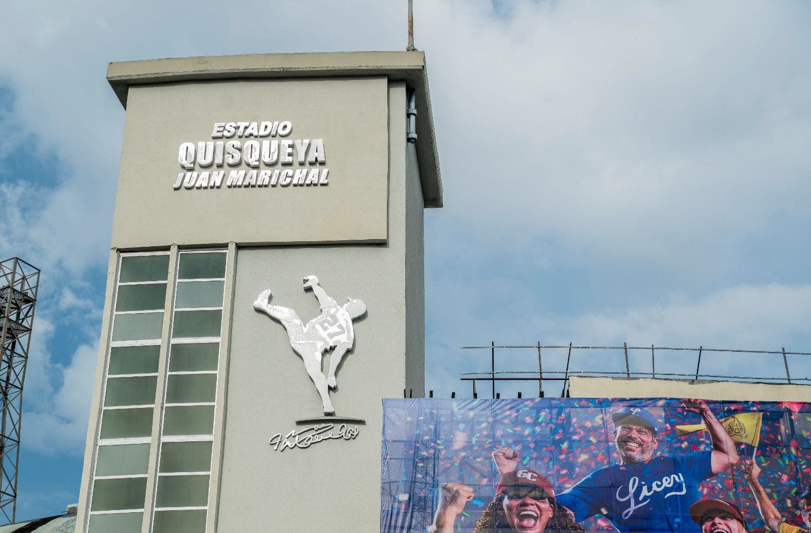 Habilitan circuitos al Estadio Quisqueya para estabilizar el suministro de energía eléctrica