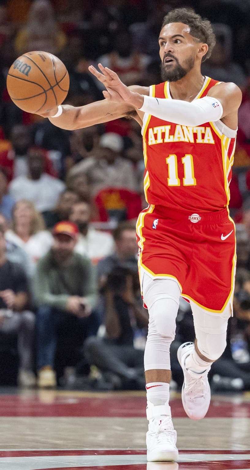 Young encesta 32 con 12 asistencias en triunfo de Hawks sobre Nets