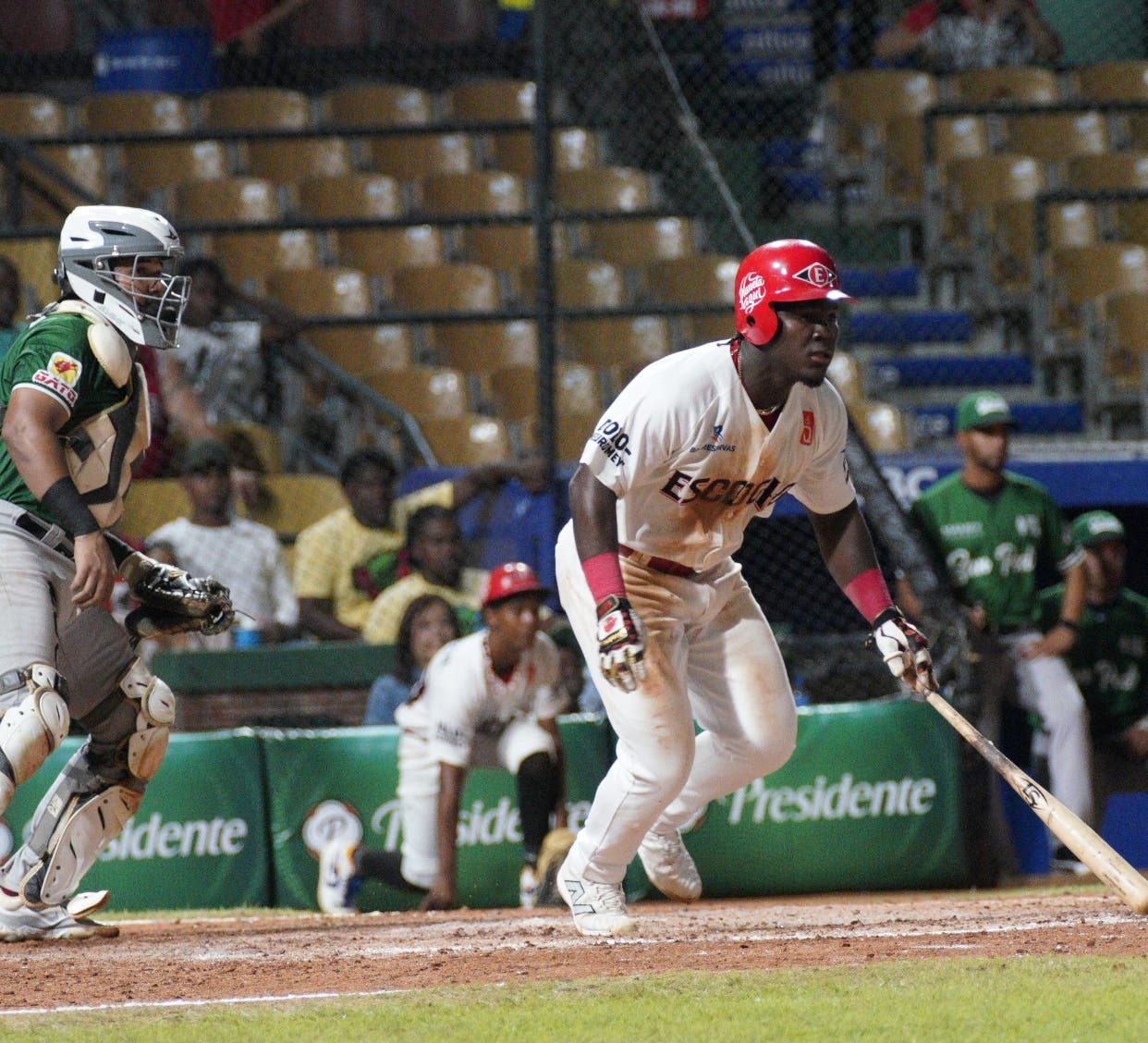 Leones derrotan a las Estrellas y ponen récord 15-5