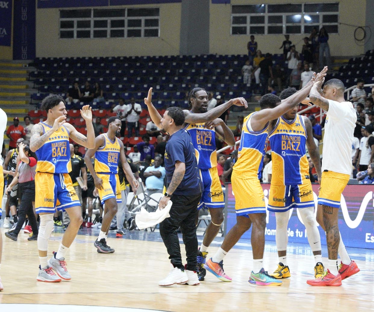 Mauricio Báez avanza a final del basket distrital